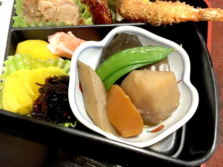 煮物はほどよく味がしみ込んで、上品な味わいだ。