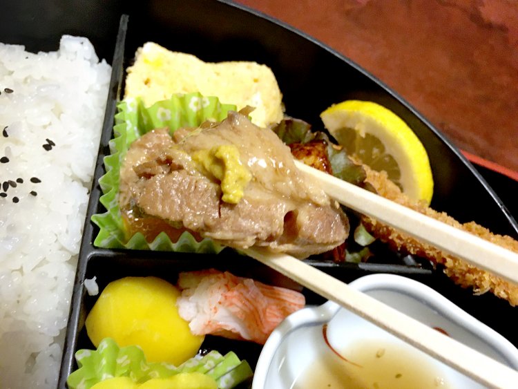 豚の角煮はふわっと食感。ランチで角煮定食が大人気だというのがよくわかる。