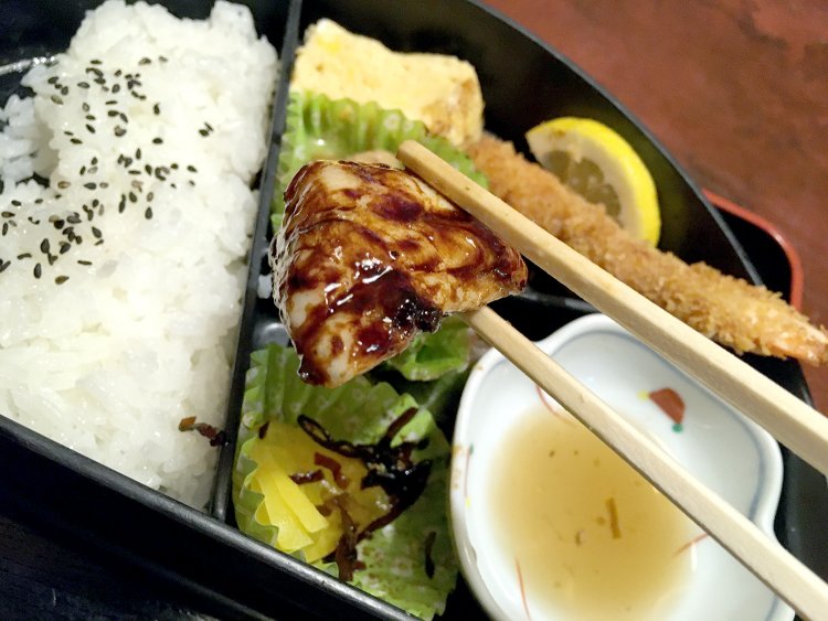 絶妙の焼き具合のぶりの照焼。ご飯がすすむ味付けだ。