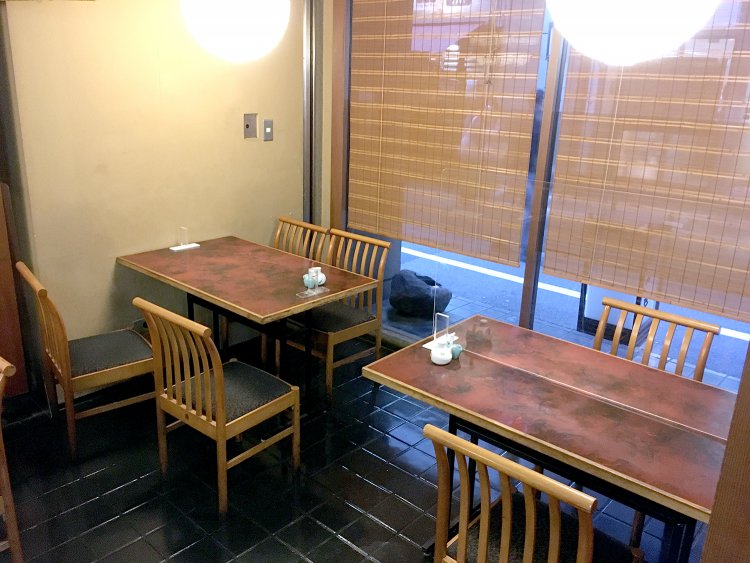 窓が大きくとられていて、店内は明るい。すだれがいい雰囲気を出している。