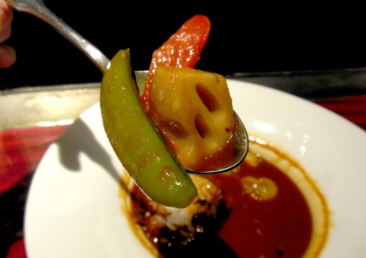 野菜の旨味が溶け込んだソースに、野菜がゴロゴロ。この1皿がまるで“銀座の野菜畑”に見えてきたぞ！