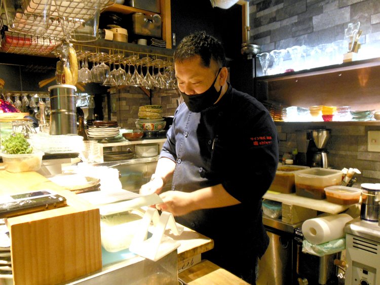 「日本酒や焼酎のように、ワインも地酒感覚で楽しんでほしい」と、日本全国のワインを試飲してセレクトしている林さん。