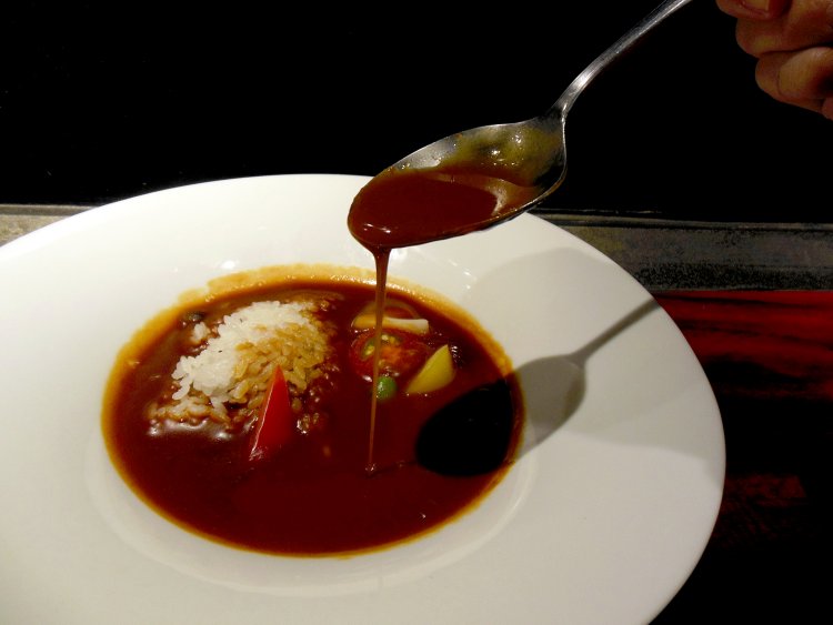 ハヤシライス1000円。秋田県の白米を使用しており、お味も炊き加減も太鼓判！