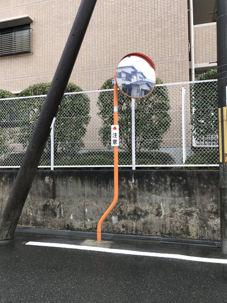 まずはカーブミラーから入っていくのがおすすめ。