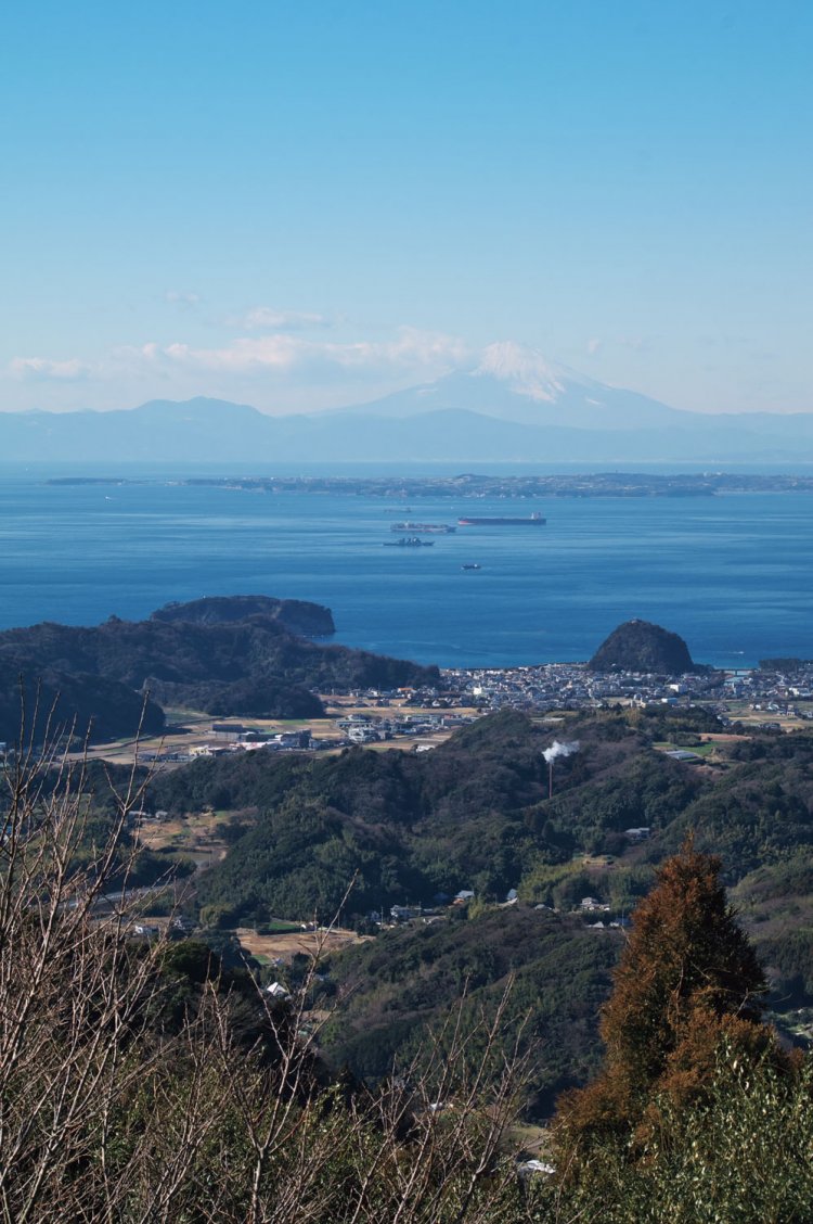 富山北峰の展望台からの眺望。岩井の街並み、東京湾と三浦半島。相模湾の奥には丹沢の山々。その先に富士山がうっすらと顔を出している。
