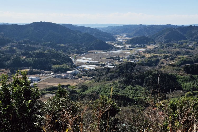 伊予ヶ岳山頂ではなく、下の東屋のある展望台からの眺望。付近の集落や田んぼが見える。