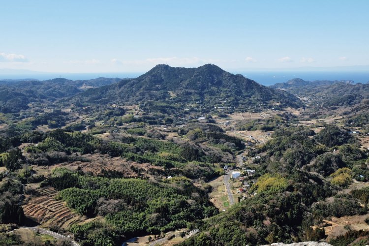伊予ヶ岳も富山と同様、双耳峰で、これは南峰からの眺望。正面に富山がどっかりと居座る。周辺の眺めも秀逸だ。