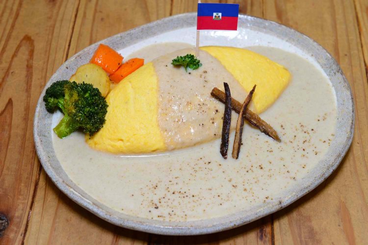 ごぼうポタージュのオムライス。オムライスにお子様ランチのようには国旗が立てられている。