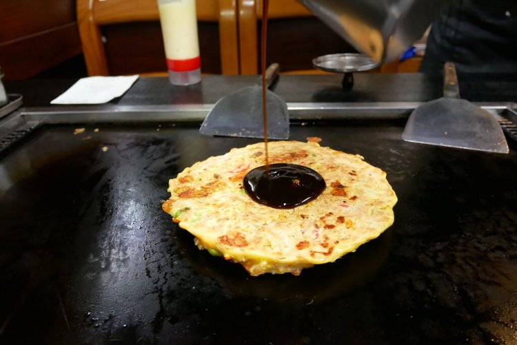 ソースをたらり。