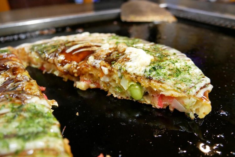 はみ出たマヨネーズとソースを焦がして中央に載せ、青のりと鰹節で仕上げて出来上がり！