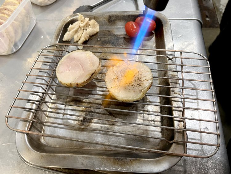 提供する直前にバーナーで炙り、スモーキーな味と香りを演出。