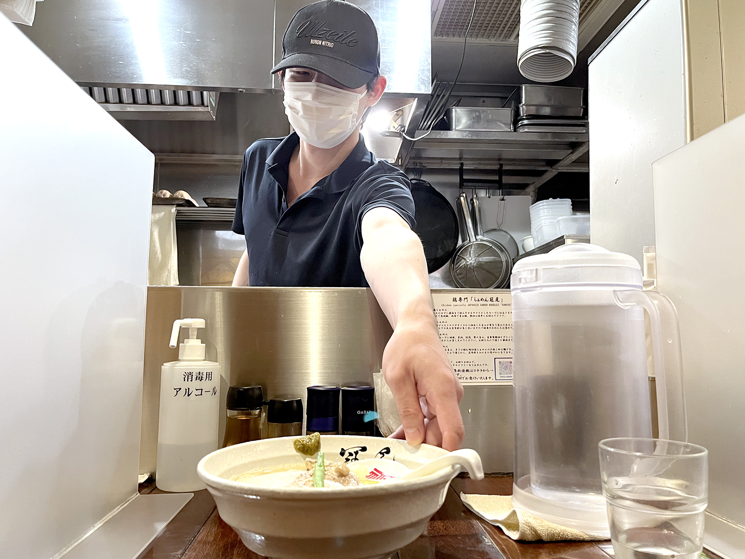 中藤さんがカウンターにサーブしてくれた。待望の特製純白湯が着丼〜！