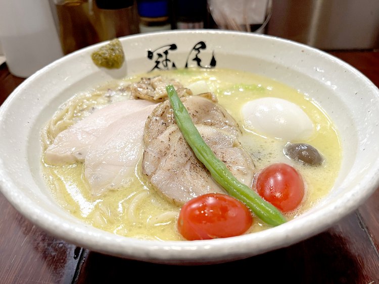 まるでイタリアンパスタのようにカラフルな特製鶏白湯1200円。