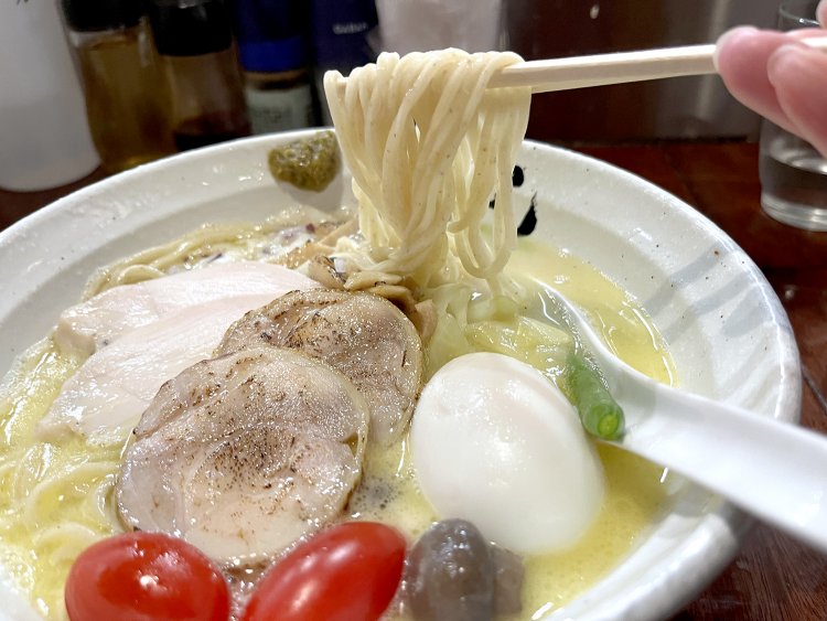 中太の全粒粉麺は香りがよくもっちりとしながら歯切れもいい。