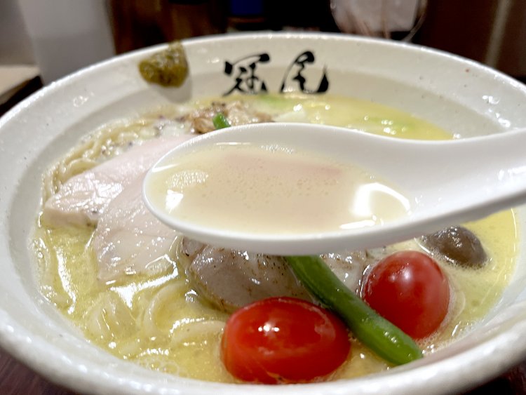 まるでポタージュのように濃厚なのだが後味はサラリとしたスープ。鶏の旨味がギュ〜ッと濃縮されている。