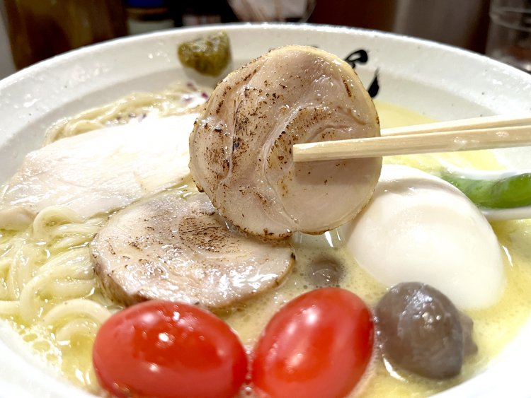 燻した鶏もも肉チャーシューは、柔らかく香ばしい。