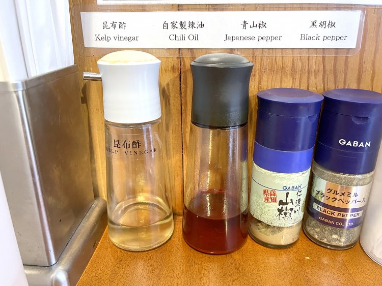 純白湯には、昆布酢や自家製辣油が合う。