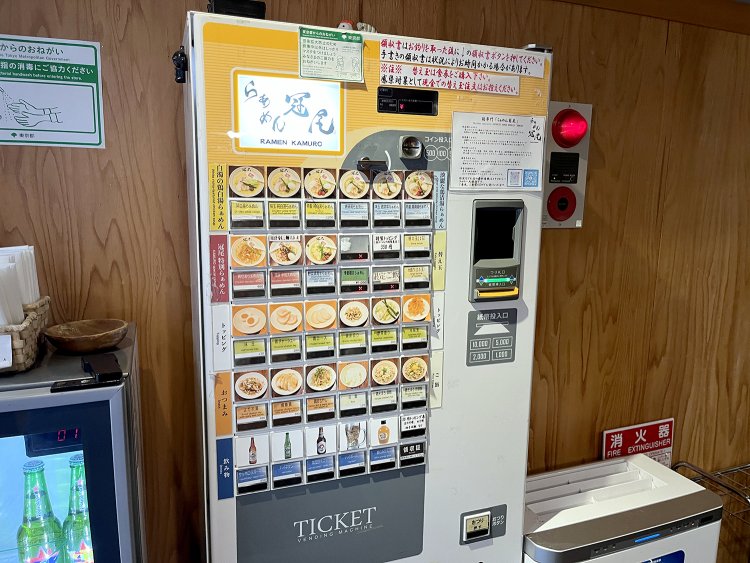 メニューのラインナップは純白湯、鶏坦湯、鶏清湯、濃厚辛和え麺を中心に展開。