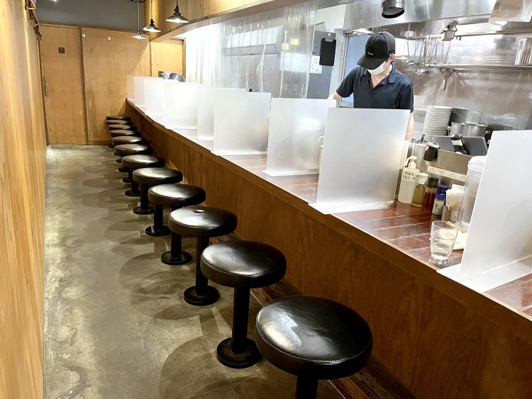 ユルくアールがかかったカウンター。テーブル席もある。