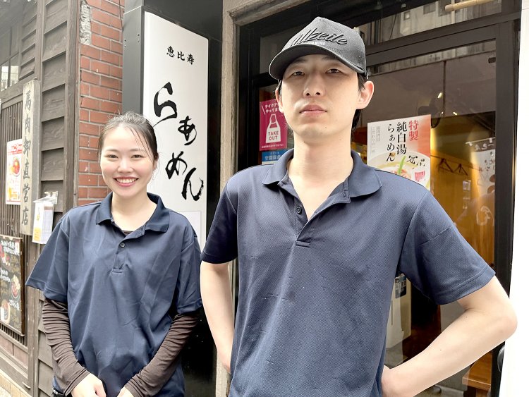 店舗責任者の中藤輝之さんとスタッフの今野絹香さん。