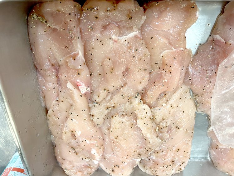 鶏チャーシューは、塩コショウをしっかり利かせて味をなじませた後、低温調理にし、しっとりジューシーに仕上げる。