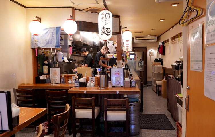 席はカウンターと手前にテーブル席がある。