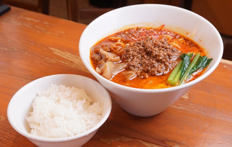 担々麺990円とサービスライス。ライスは絶対オーダーし、スープとともに楽しもう。