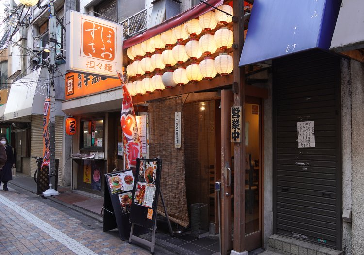 JR中野駅北口から徒歩5分。看板やのぼりの「担々麺」が目印。