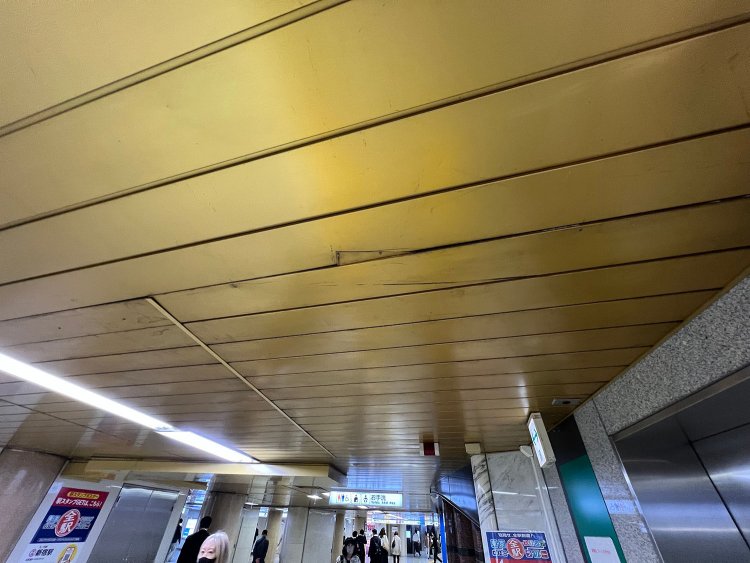 新宿駅構内の地下通路。