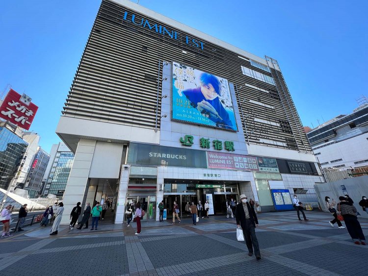 新宿駅東口。いつかこの光景も変わるときが来るだろうか。