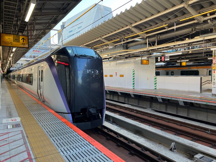 新宿駅に停車している特急「あずさ」。