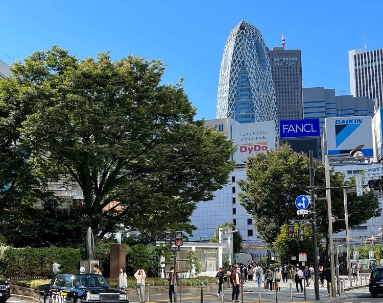 新宿駅東口側。
