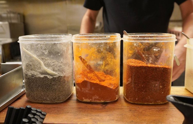 右が大辛用の唐辛子、真ん中が特辛用、左が黒担々麺用。この粉で辛さや風味が決まる。