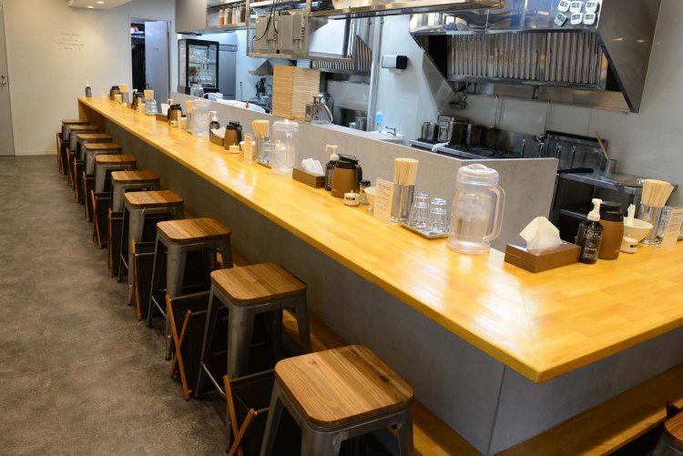 シンプルでありながらスタイリッシュな店内。