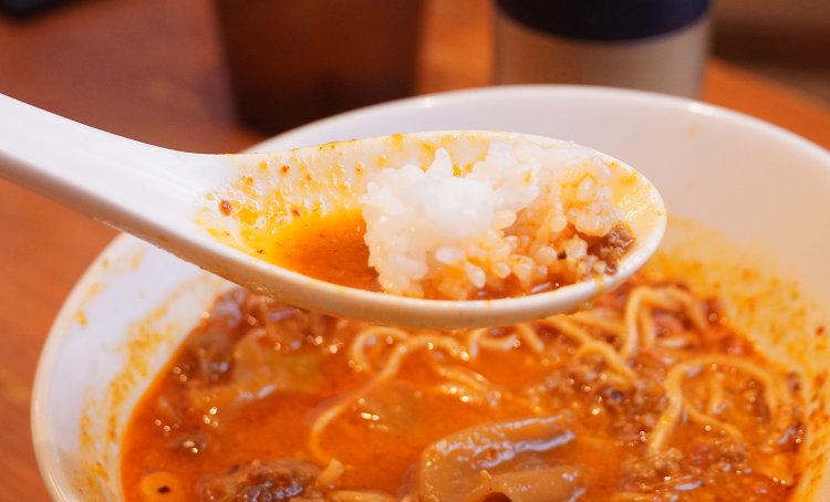 白いご飯に赤いスープがしみしみ。