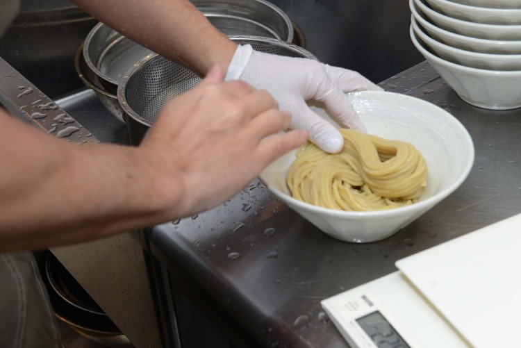 麺は繊細に盛り付けをするためきれいだ。