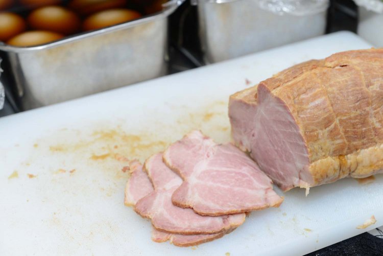 吊るし焼きしたチャーシュー。色合いもよく、味も最高。