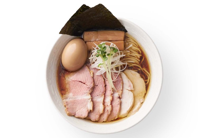 特製鶏醤油らぁ麺。数々のトッピングがのり、白髪ネギとカイワレ大根がアクセントになっている。