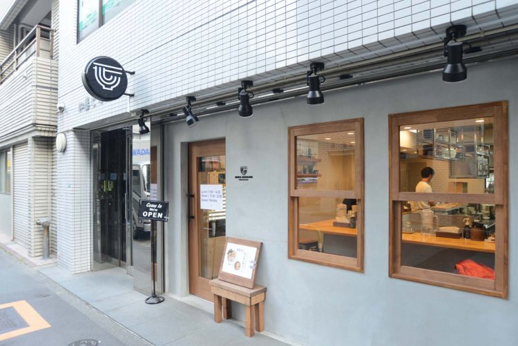 ラーメンをイメージしたマークがなければここがラーメン店であることがわからないほどおしゃれ。