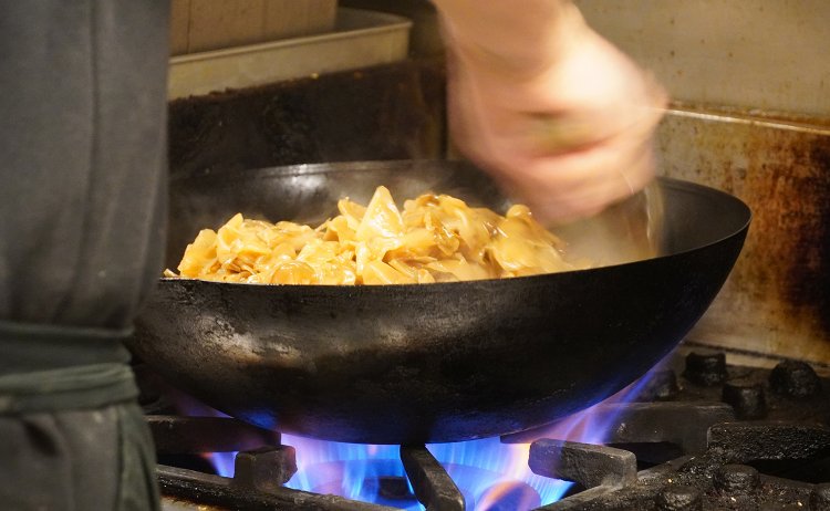 ザーサイのトッピングもひと手間かけて。4kgのザーサイを毎日炒める。