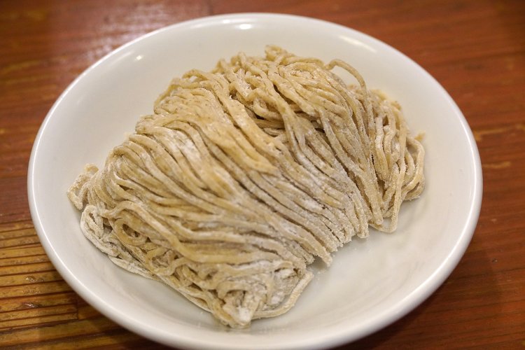 ライ麦の全粒粉が入っているので色が少し黒め。殻のようなものが粒状に見える。