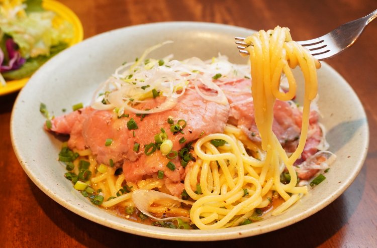 ローストビーフのペペロンチーノ1000円。