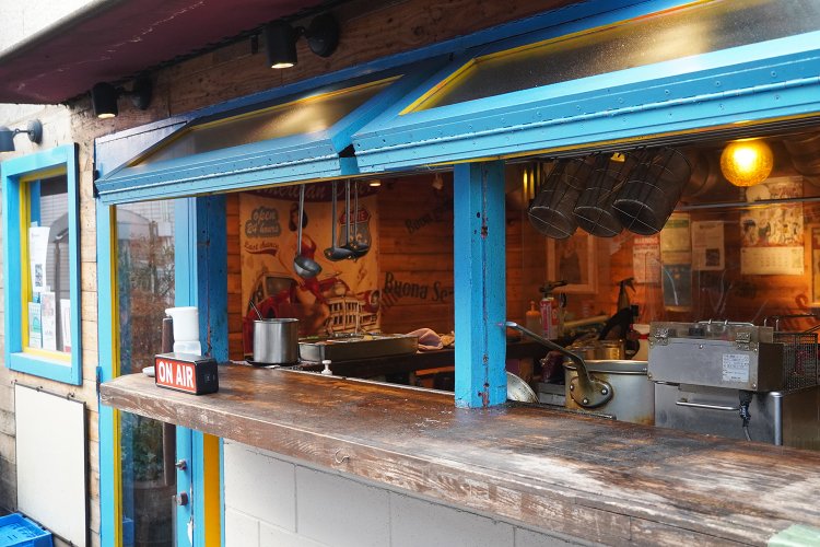 窓側にコンロが配置されている。