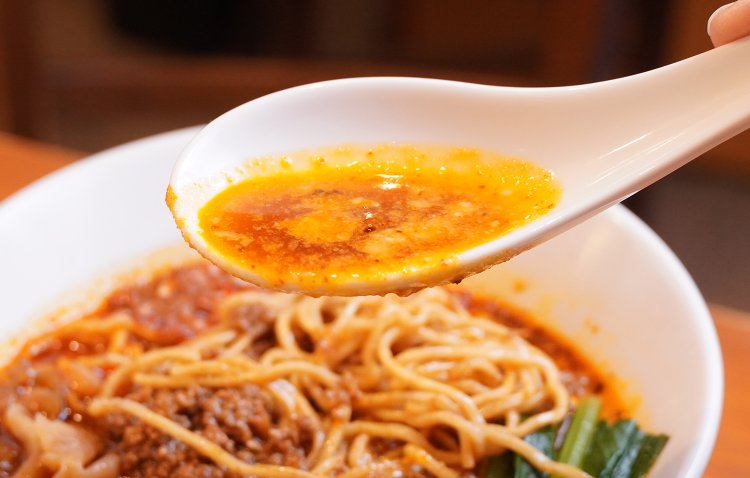 クリーミーな芝麻醤の上に赤いスープ。