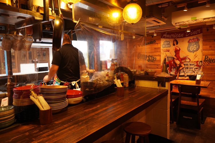 カウンターの向こうは作業台。