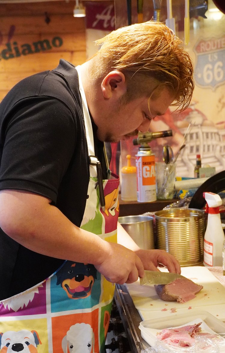 イタリアンを筆頭に、飲食関係に長い経験を持つ店長の馬目さん。ワタナベエンターテインメント所属の芸人だったことも。