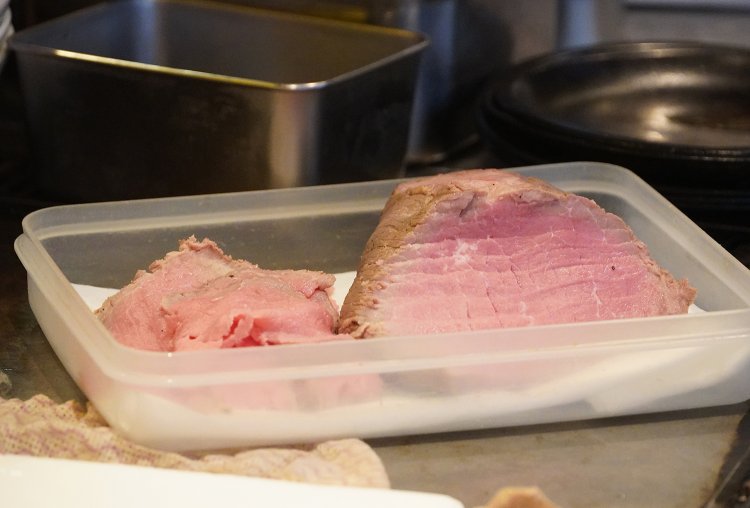 ローストビーフは脂の少ない赤身肉を使用。