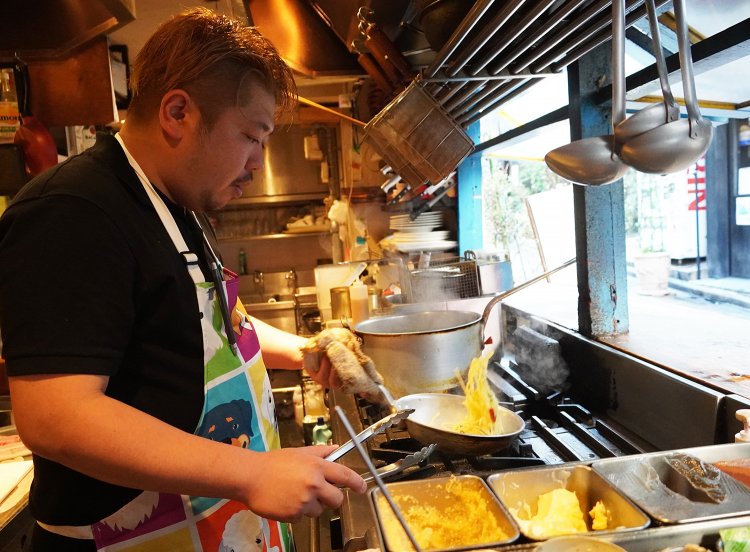 フライパンを振る。パスタが踊る！踊る！！