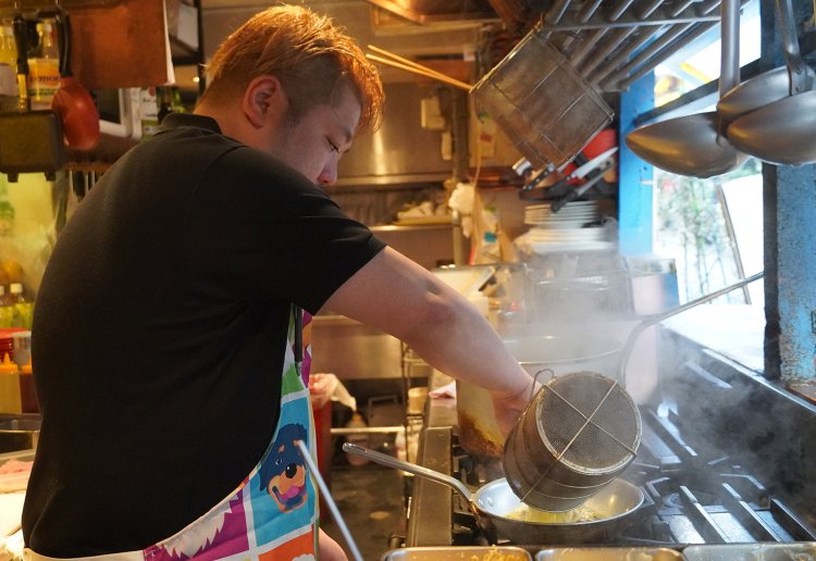 茹であがった生パスタをフライパンにざばっと入れて……。