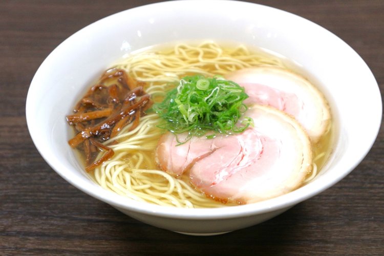 まずは注文したい塩ラーメン780円。澄き通った黄金色のスープが美しい。